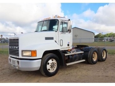 2000 MACK CH613 CAB & CHASSIS TRUCK
