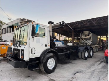 2005 MACK MR600 ROLL-OFF TRUCK