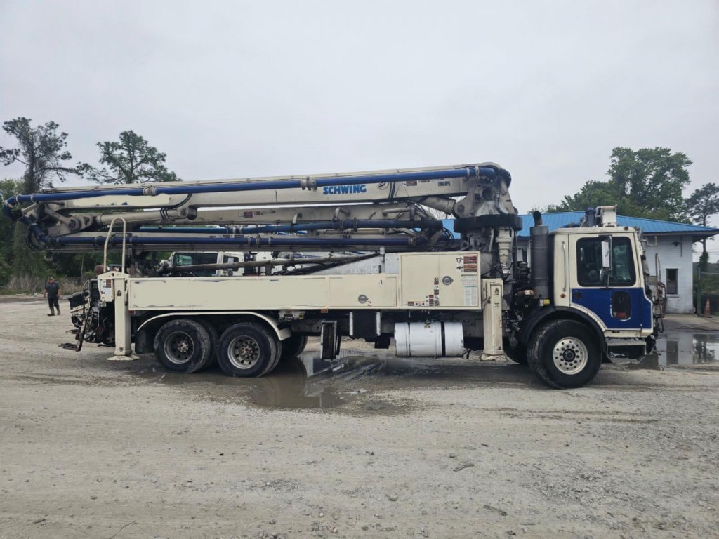 2006 MACK MR600 CONCRETE PUMP TRUCK 2006 MACK MR600 CONCRETE PUMP TRUCK