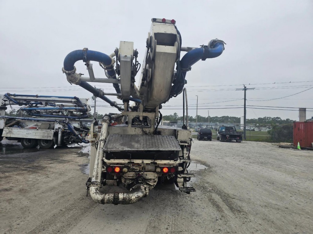 2006 MACK MR600 CONCRETE PUMP TRUCK 2006 MACK MR600 CONCRETE PUMP TRUCK