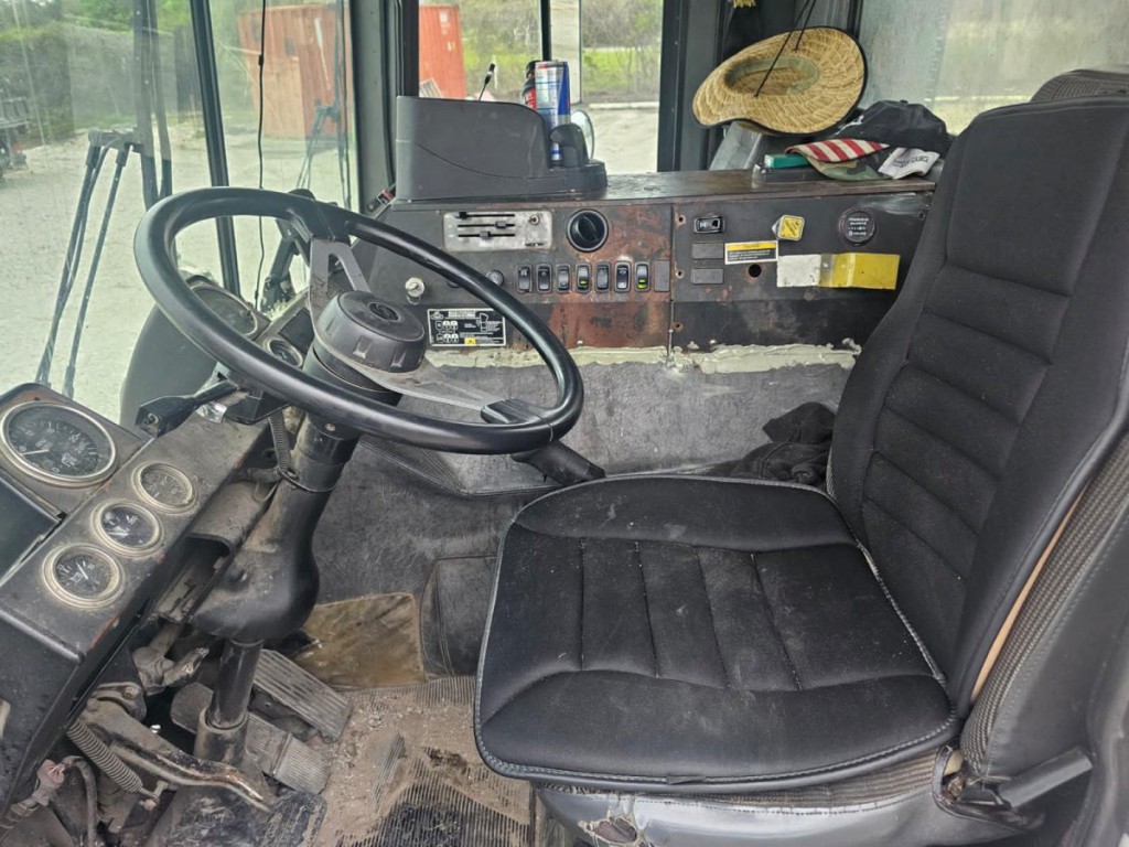 2006 MACK MR600 CONCRETE PUMP TRUCK 2006 MACK MR600 CONCRETE PUMP TRUCK