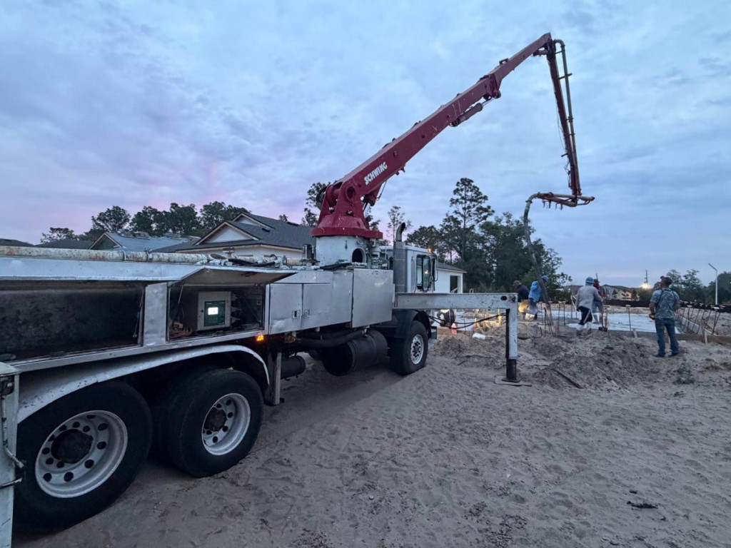 2007 SCHWING 32 CONCRETE PUMP TRUCK 2007 SCHWING 32 CONCRETE PUMP TRUCK