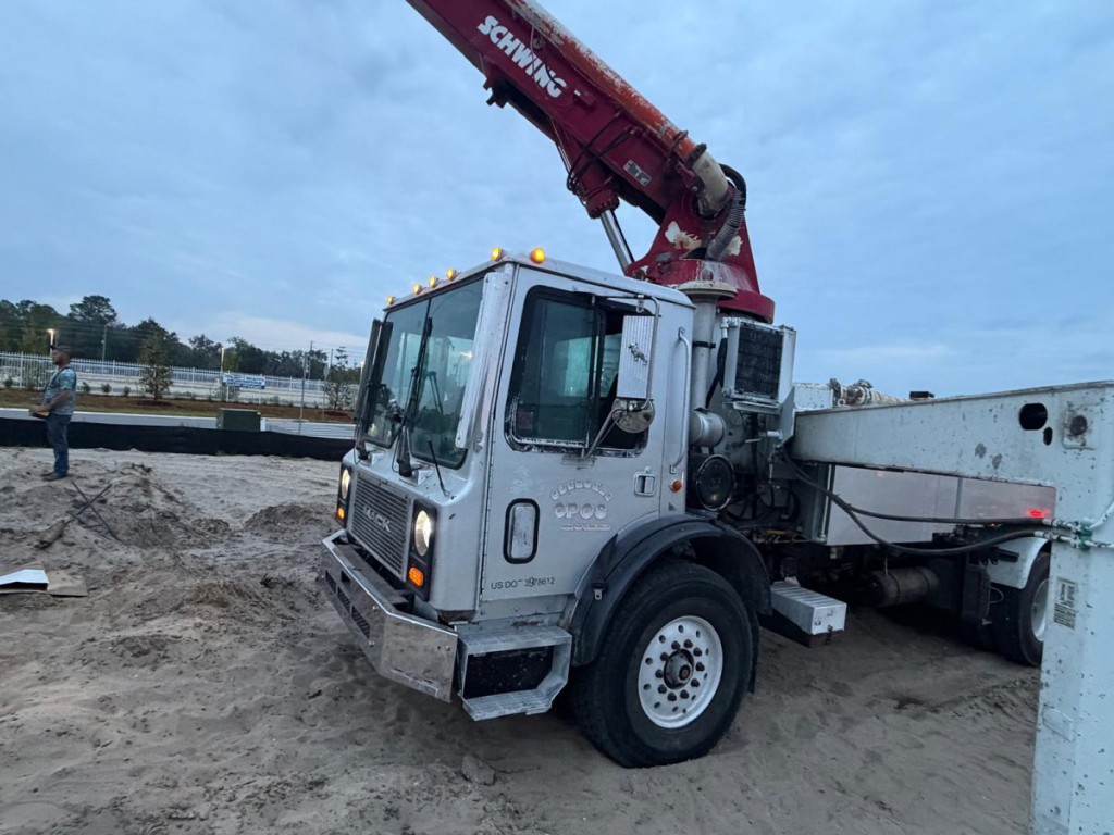 2007 SCHWING 32 CONCRETE PUMP TRUCK 2007 SCHWING 32 CONCRETE PUMP TRUCK