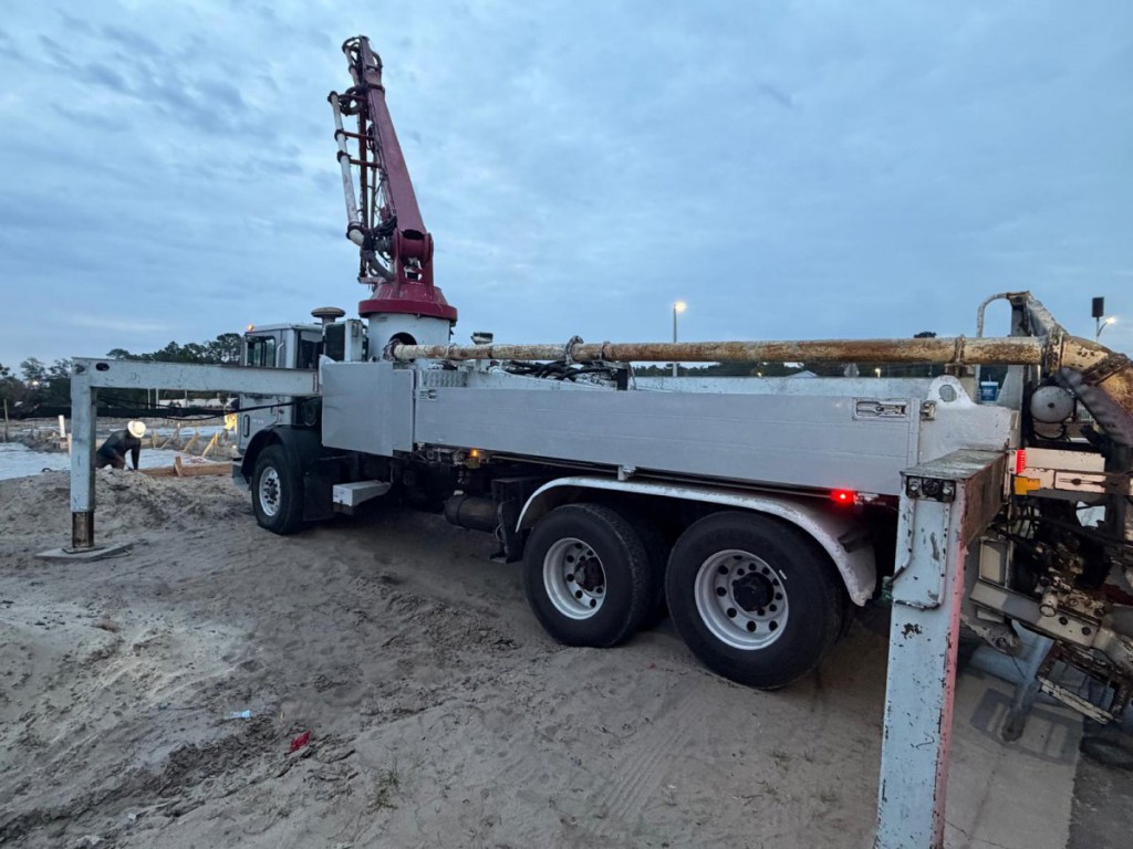 2007 SCHWING 32 CONCRETE PUMP TRUCK 2007 SCHWING 32 CONCRETE PUMP TRUCK