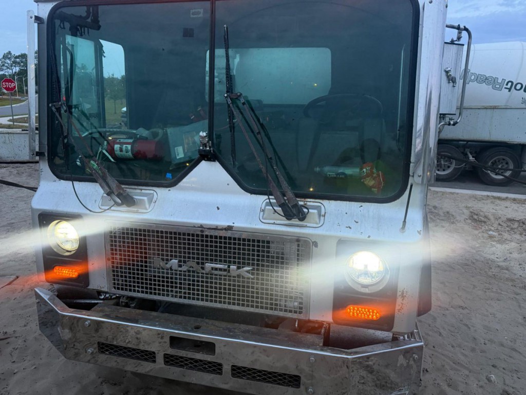 2007 SCHWING 32 CONCRETE PUMP TRUCK 2007 SCHWING 32 CONCRETE PUMP TRUCK