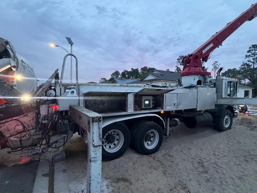 2007 SCHWING 32 CONCRETE PUMP TRUCK 2007 SCHWING 32 CONCRETE PUMP TRUCK
