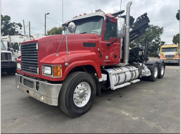 2013 MACK PINNACLE DAYCAB TRUCK WITH HIAB KNUCKLE-BOOM-CRANE