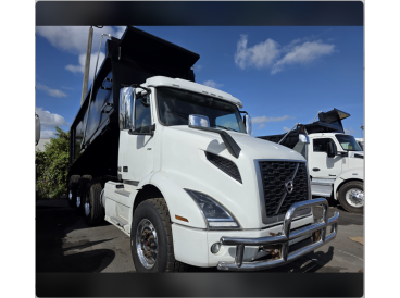 2020 VOLVO VNR DUMP TRUCK