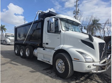 2020 VOLVO D13 DUMP TRUCK