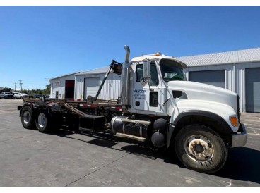 2006 MACK GRANITE ROLL-OFF TRUCK