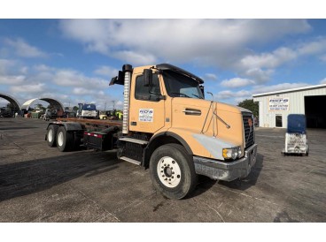 2007 VOLVO VNL ROLL-OFF TRUCK